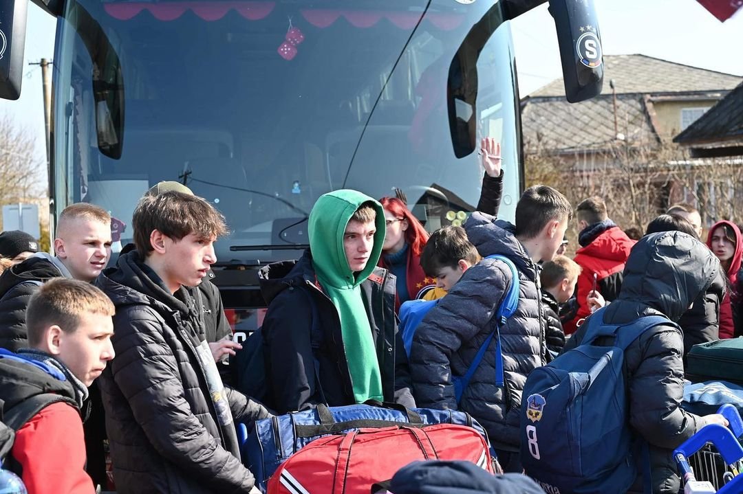 Nejdůležitější zpráva: Hráči @fcminaj_junior a jejich rodinní příslušníci jsou na cestě do bezpečí. Klubovým autobusem vezeme z Ukrajiny 40 lidí. #acsparta